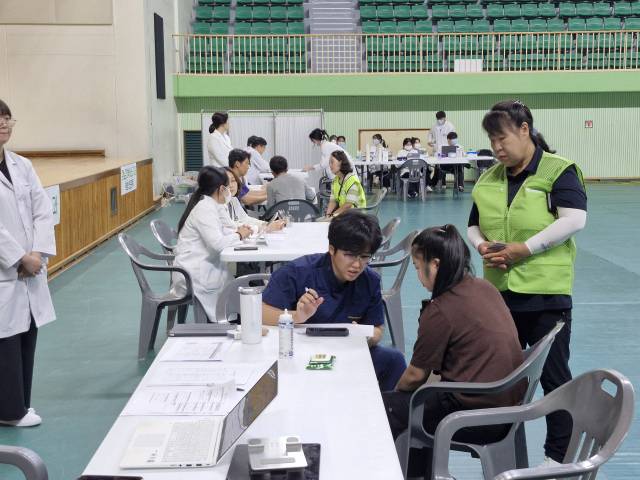 충남 서산시가 지난 27일 서산시민체육관에서 거주 외국인과 다문화가족 대상을 위한 찾아가는 맞춤형 의료서비스 '2025 사랑의 의료봉사'를 성황리에 개최했다.(사진=전종원 기자)