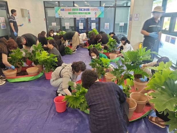 무안군이 지난 6월9일 부터 7월24일 까지 지역민을 대상으로 ‘도시농업 생활원예 프로그램’을 운영했다. 무안군 제공