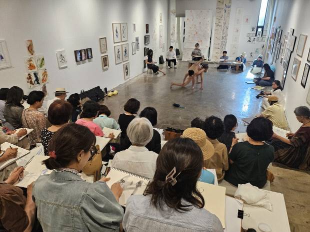 지난 26일 담양 대담미술관서 개막한 수드로잉회 ‘잇다, 잊다, 있다’전에서 회원들과 관객들이 직접 크로키를 하고 있다.