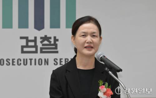 춘천지방검찰청 제72대 이영림 검사장 이임식이 28일 춘천지검 대회의실에서 열려 이 검사장이 이임사를 하고 있다. 박승선기자