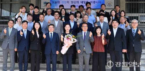 28일 춘천지방검찰청 제72대 이영림 검사장이 이임식을 마친 후 청사 현관 앞에서 환송 나온 직원들과 기념촬영을 하고 있다. 박승선기자