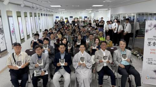 ◇춘천동부노인복지관의 ‘제20회 만천고을 묵향전’이 오는 31일까지 춘천 갤러리 상상언더에서 열린다. 사진은 최근 갤러리에서 이호배 춘천시청 복지국장, 신현상 강원문화재단 대표이사, 박종훈 춘천문화재단 이사장, 정광옥 도여성서예협회장, 김소영 춘천남부노인복지관장, 후원이사회 세실로 250 등이 참석한 가운데 열린 전시 개막식.