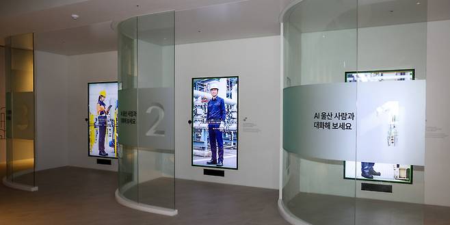 산업사실 II 전시실에 설치된 AI 기반 대화형 콘텐츠 'AI 울산 사람과 대화해 보세요'로 관람객이 각 부스 안에 들어가 울산 산업에 대한 질문을 던지면 AI가 그에 대한 대답을 해준다. 이수화 기자
