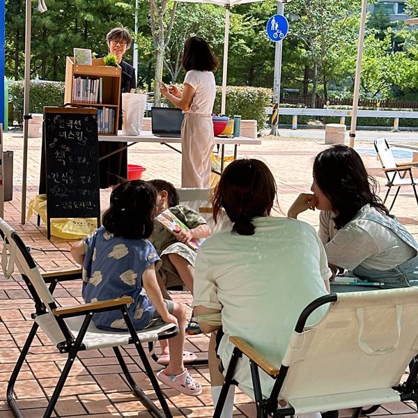 지난달 김해 장유도서관이 장유 율하천 광장에서 진행한 '컬렉션 버스킹'. / 김해시