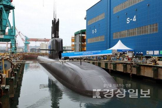 ▲ HD현대중공업이 214급(1800t급) 잠수함(장보고-Ⅱ) 성능개량 체계개발사업의 우선협상대상자로 선정됐다. 사진은 지난해 4월 HD현대중공업 울산조선소에서 열린 3000t급 잠수함 3번함 '신채호함' 인도·인수식에서 신채호함이 특수선사업부 내 십 리프트(ship lift)에 정박해 있는 모습. 연합뉴스