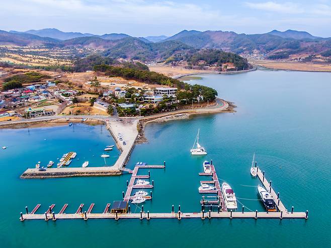 해양수산부가 ‘제2차(2020~2029) 마리나항만 기본계획 수정계획’을 확정·고시했다. 사진은 전남 고성군 요트마리나 전경. /클립아트 코리아 제공