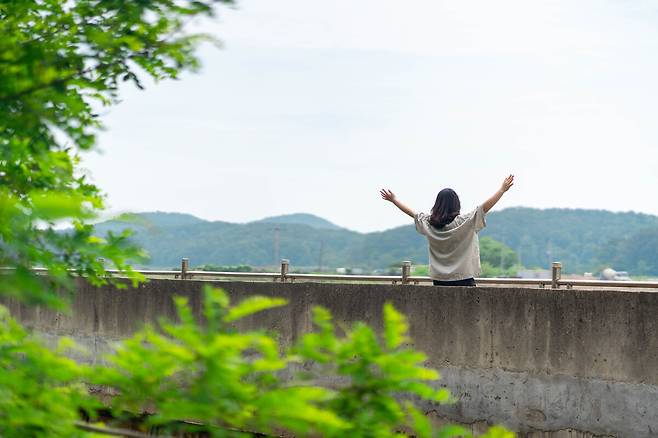 볼음도 저수지의 둑방길.