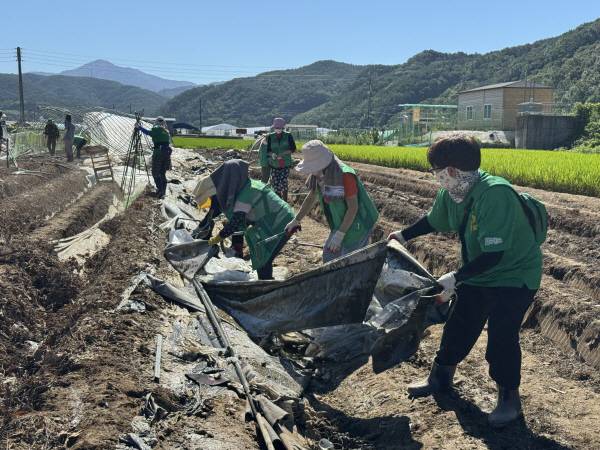 대구 군위군새마을회는 28일 집중호우로 큰 피해를 입은 경상남도 합천군 일원에 회원 40명이 긴급 투입돼 수해 복구 활동을 펼치고 있다. 군위군