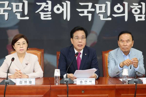 국민의힘 송언석 비대위원장 겸 원내대표가 28일 서울 여의도 국회에서 열린 비상대책위원회의에서 발언하고 있다.연합