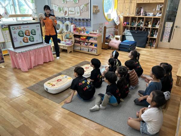 영천소방서 직원이 지난 25일 또래어린이집을 방문해 원생들에게 소방안전교실을 실시하고 있다. 영천소방서 제공