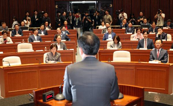 국민의힘 송언석 비상대책위원장 겸 원내대표가 지난 23일 서울 여의도 국회에서 열린 의원총회에서 발언하고 있다.연합