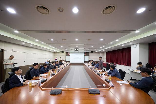 지난 2일 대구테크노파크에서 열린 '제조AI센터의 성공적 추진을 위한 업무협약식'에서 참여기관 관계자들이 향후 사업계획을 논의하고 있다. 대구TP 제공