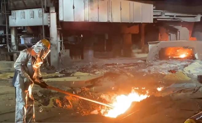 포스코 포항제철소 출선 모습.<포스코 제공>