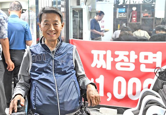 대구 중구 반월당역 지하상가에서 짜장면을 1천원에 내놓고 있는 중식당 '산시로'의 이승환 사장. 이지용기자 sajahu@yeongnam.com