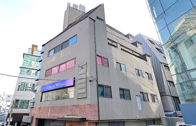 서울 서초구 서초동에 위치한 티유빌딩. 박주석 경희대 경영대학 명예교수와 홍윤경씨 부부가 지분 각 20%, 장녀 박유라씨가 60%를 소유하고 있는 건물이다. 박 명예교수가 가족 소유의 금융투자회사 오마앤코 또한 이곳에 본점을 두고 있다. /네이버 지도