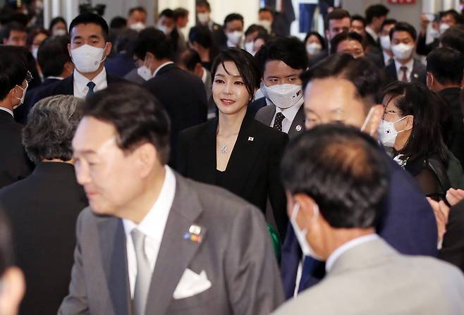 윤석열 전 대통령과 부인 김건희 여사가 2022년 6월 29일(현지시간) 스페인 동포 초청 만찬간담회에 입장하는 모습. 김 여사가 당시 착용한 목걸이를 두고 각종 의혹이 불거진데 대해 특검팀이 최근 수사를 벌이고 있다.(사진/뉴시스)