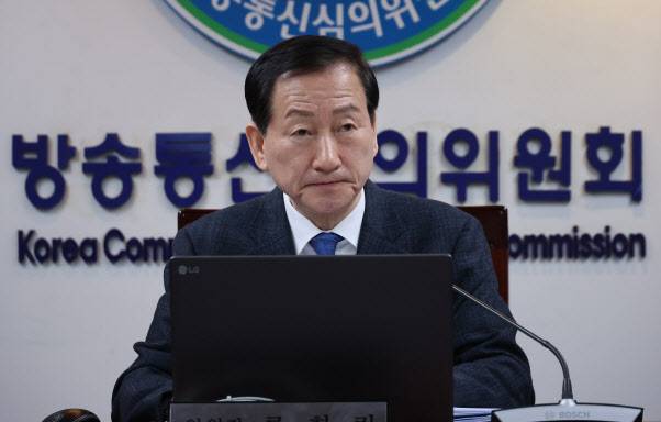 류희림 전 방송통신심의위원장이 서울 양천구 목동 방송통신심의위원회에서 전체회의를 주재하고 있다.(사진=연합뉴스)