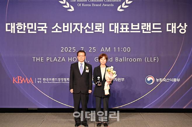 서울 중구 더 플라자 호텔에서 진행된 ‘2025 대한민국 소비자신뢰 대표브랜드 대상’ 시상식에서 이훈영 경희대학교 교수(좌측)와 서은영 쿠첸 마케팅본부 상무(우측)가 기념 촬영을 하고 있다. (사진=쿠첸)