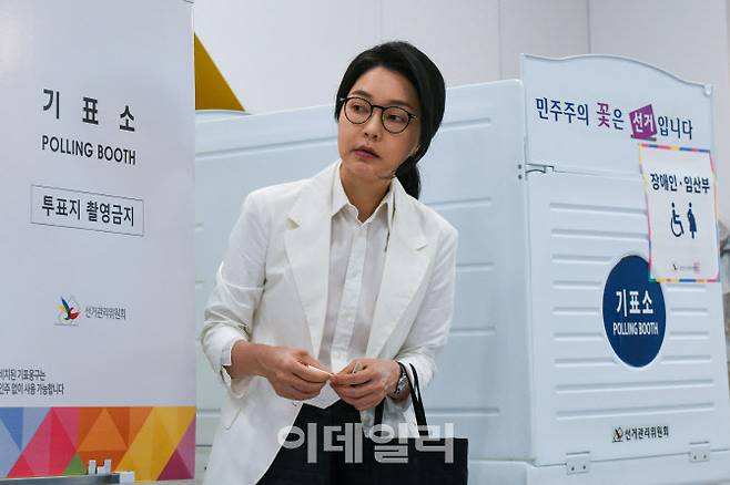 윤석열 전 대통령의 부인인 김건희 여사가 제21대 대통령선거일인 지난 3일 오전 서울 서초구 원명초등학교에 마련된 서초4동 제3투표소에서 투표를 하고 있다. (사진=공동취재단)