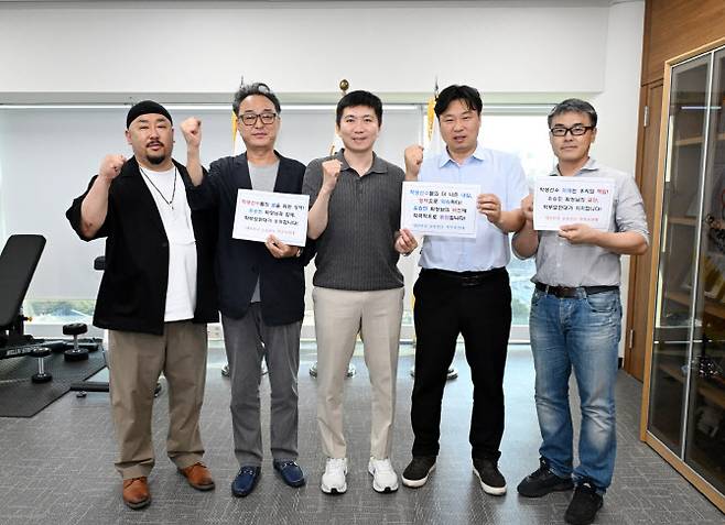 유승민 대한체육회장(가운데)과 대한민국 운동선수 학부모연대 관계자들이 간담회를 마친 뒤 기념촬영을 하고 있다. 사진=대한체육회