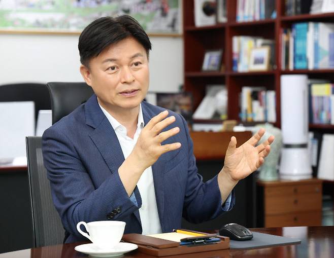 조용익 부천시장이 28일 시청 집무실에서 인터뷰를 하고 있다. (사진 = 부천시 제공)