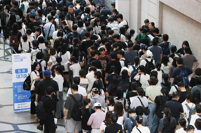 지난 24일 서울 강남구 코엑스에서 열린 ‘2026학년도 수시대학입학정보박람회’에 입장하기 위해 수험생과 학부모들이 줄을 서 있다. (사진=연합뉴스)