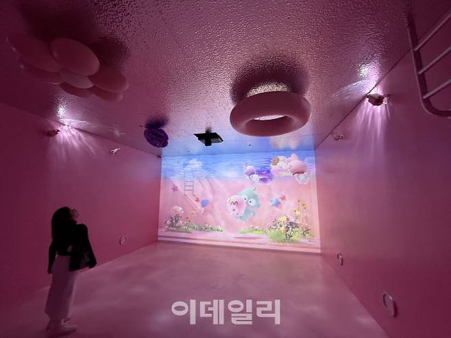 한교동과 물 속에서 노는 듯한 ‘수영장’