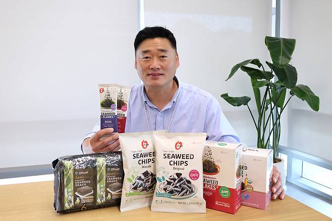 박정철 대상 Seaweed 기획마케팅팀장이 해외에서 판매되는 김 제품을 보여주고 있다.(대상 제공)