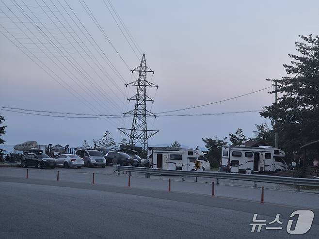 강원 강릉에 가뭄과 폭염이 심각했던 지난 25일 강릉시 성산면 어흘리 대관령옛길 반정 전망대를 찾은 캠핑차량들. 2025.7.28/뉴스1 윤왕근 기자