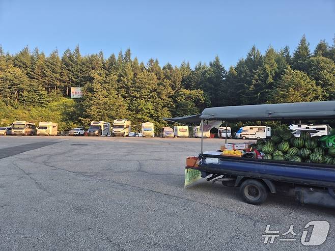 강원 강릉에 가뭄과 폭염이 심각했던 지난 25일 평창군 옛 영동고속도로 대관령마을 휴게소. 이날 '폭염 피난처'로 이름난 이곳엔 마치 주택 골목처럼 과일장수 차량이 오가는 등 사실상 마을 형태를 이루고 있었다. 2025.7.28/뉴스1