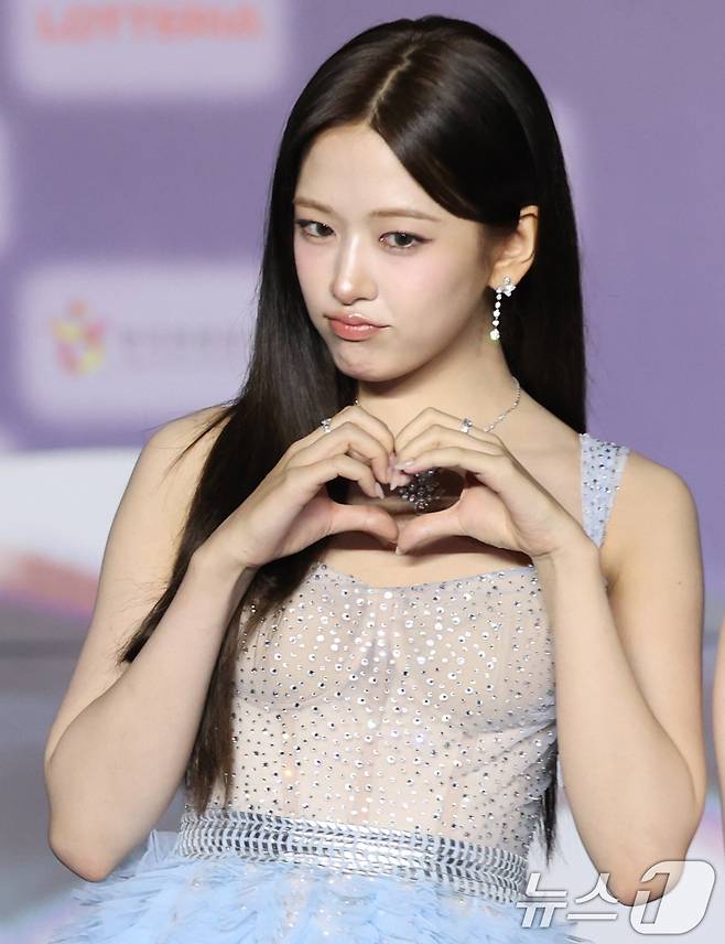 아이브 안유진이 26일 경기도 고양시 일산서구 킨텍스 제1전시장에서 열린 ‘2025 SBS 가요대전 Summer’ 블루카펫 행사에 참석해 하트를 그리고 있다. ⓒ News1 권현진 기자