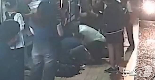 연대 앞 버스정류장에 진입하는 버스기사가 정류장에 쓰러진 시민을 보고 버스에서 내려 심폐소생술을 실시하고 있다.(서울시버스운송사업조합 제공)