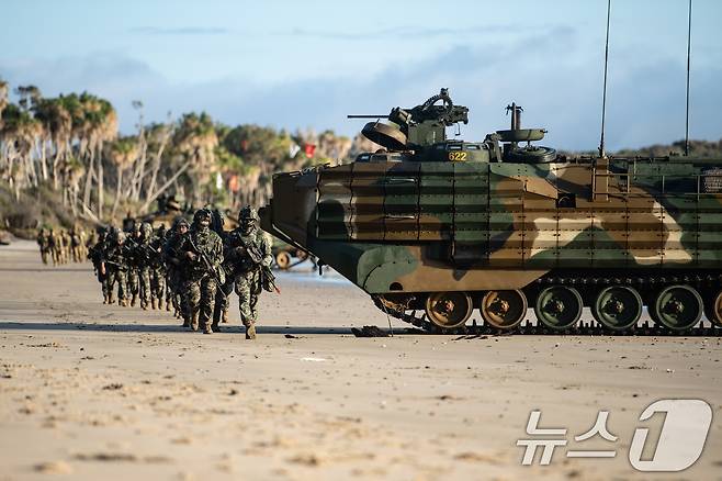 해병대는 지난 27일까지 호주 북동부 일대에서 미국, 호주 등과 함께 '25년 탈리스만 세이버 연합훈련'에 참가해 연합작전 수행능력을 향상했다고 28일 밝혔다. 탈리스만세이버 훈련 간 한·호주 상륙군이 상륙 이후 목표확보를 위해 부대이동을 하고 있다. (해병대사령부 제공. 재판매 및 DB 금지) 2025.7.28/뉴스1 ⓒ News1 이연주 기자