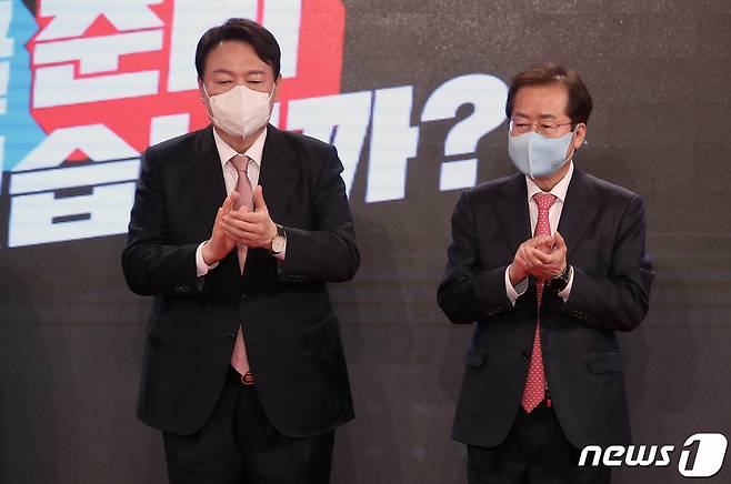 지난 2021년 11월 5일 국민의힘 윤석열, 홍준표 당시 대선 경선 후보가 서울 용산구 백범김구기념관에서 열린 제20대 대통령 후보 선출을 위한 2차 전당대회에서 당원들에게 인사하며 나란히 박수를 치고 있다. 2021.11.5/뉴스1 ⓒ News1 오대일 기자