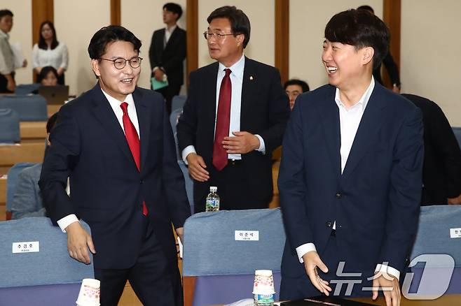 국민의힘 윤상현 의원(왼쪽)과 이준석 개혁신당 의원이 2024년 6월 24일 오전 서울 여의도 국회 의원회관에서 열린 대한민국 미래혁신포럼 창립총회 및 기념 특강에서 대화하고 있는 모습. ⓒ News1 DB