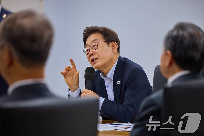이재명 대통령이 25일 경기 시흥시 SPC삼립 시화공장에서 열린 '산업재해 근절 현장 노사간담회'에서 발언하고 있다. (대통령실 제공. 재판매 및 DB 금지) 2025.7.25/뉴스1 ⓒ News1 허경 기자