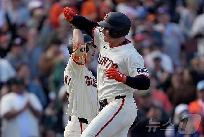 샌프란시스코 자이언츠 맷 채프먼이 27일(한국시간) 열린 2025 메이저리그 뉴욕 메츠전에서 연타석 홈런을 터뜨렸지만 팀의 3연패를 막지 못했다. ⓒ AFP=뉴스1