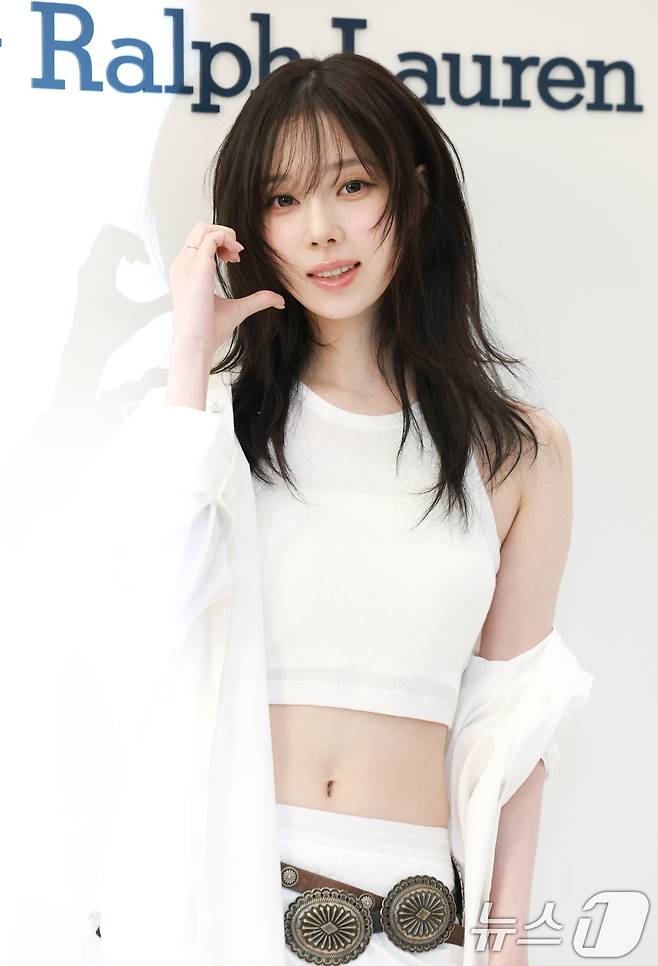 에스파 윈터가 28일 오전 경기도 성남시 분당구 현대백화점 판교점에서 열린 폴로 랄프 로렌 '폴로 플레이 백' 팝업스토어 오픈 행사에 참석해 사랑스러운 하트를 그리고 있다. ⓒ News1 권현진 기자