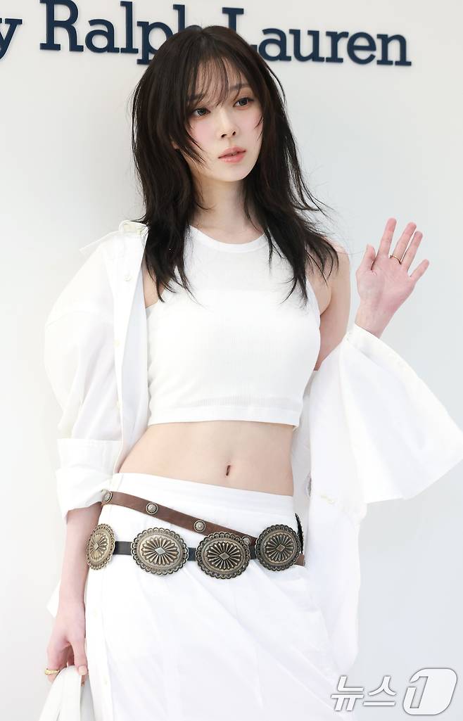 에스파 윈터가 28일 오전 경기도 성남시 분당구 현대백화점 판교점에서 열린 폴로 랄프 로렌 '폴로 플레이 백' 팝업스토어 오픈 행사에 참석해 인사를 하고 있다. ⓒ News1 권현진 기자