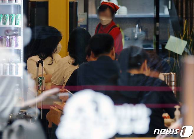 서울 명동의 한 분식집에서 직장인들이 점심식사를 하고 있다.  ⓒ News1 구윤성 기자