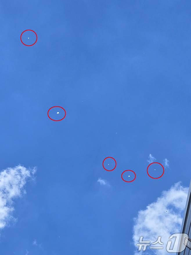 28일 낮 12시50분쯤 경북 경주시 내남면 명계리 인근 마을에 건축자재로 보이는 물체 5~10개 정도가 떨어졌다. 50대 목격자 A 씨는 "갑자기 하늘 위에서 이상한 물체가 날아다니길래 오물풍선 종류인 줄 알았다＂며 ＂APEC 앞두고 불미스러운 일이 발생하지 않았으면 한다＂고 말했다.(독자제공, 제판매 및 DB금지) 2025.7.28/뉴스1 ⓒ News1 최창호 기자
