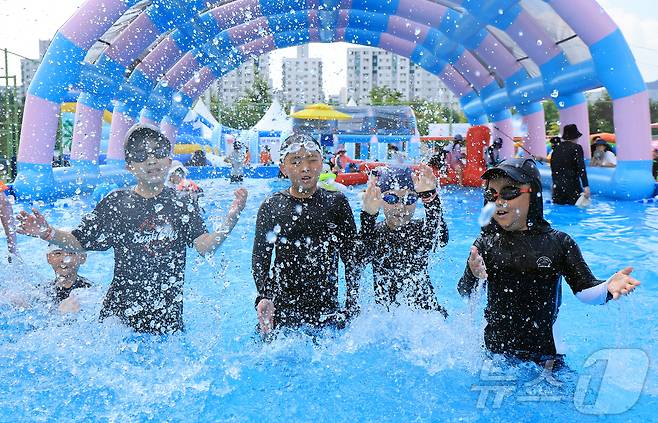 28일 오전 서울 강남구 일원에코파크 내 족구장에 마련된 물놀이장에서 어린이들이 물장구를 치며 무더위를 식히고 있다. 2025.7.28/뉴스1 ⓒ News1 김진환 기자