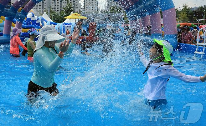 28일 오전 서울 강남구 일원에코파크 내 족구장에 마련된 물놀이장에서 어린이들이 물장구를 치며 무더위를 식히고 있다. 2025.7.28/뉴스1 ⓒ News1 김진환 기자