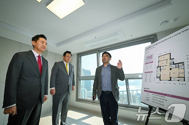 오세훈 서울시장이 신혼부부가 입주할 제2차 미리내집(장기전세주택)을 내부를 살펴보고 있다. (공동취재) /뉴스1 ⓒ News1 장수영 기자