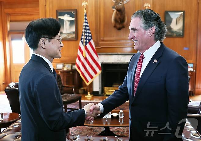 김정관 산업통상자원부 장관이 24일(현지시간) 미국 워싱턴 D.C.에서 더그 버검 미국 백악관 국가에너지위원회 위원장과 면담에 앞서 인사하고 있다. (산업부 제공. 재판매 및 DB금지) 2025.7.26/뉴스1