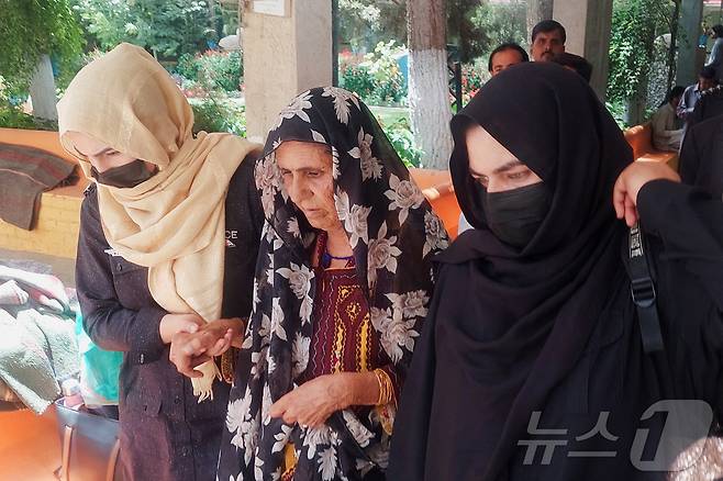 26일(현지시간) 파키스탄 발루치스탄주 퀘타의 지방법원에서 경찰이 딸의 '명예살인'에 동참한 혐의를 받는 굴 잔 비비를 연행하고 있다. 2025.07.26 ⓒ 로이터=뉴스1 ⓒ News1 김지완 기자