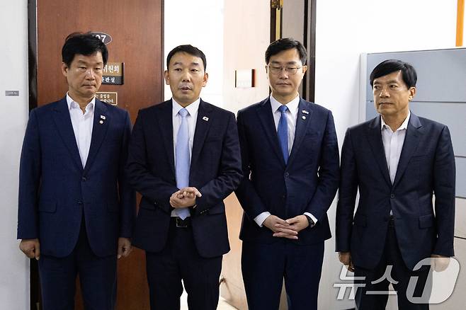 국회 법제사법위원회 더불어민주당 위원들이 28일 서울 여의도 국회에서 '집중투표제 의무' 등을 담은 상법 개정안을 법안심사제1소위원회에서 단독 처리한 후 취재진과 만나 질의응답을 하고 있다. 왼쪽부터 더불어민주당 박균택, 김용민, 장경태, 이성윤 의원. 2025.7.28/뉴스1 ⓒ News1 유승관 기자