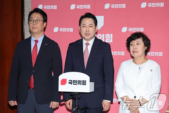 국민의힘 법사위원인 곽규택(왼쪽부터), 장동혁, 조배숙 의원이 28일 오후 서울 여의도 국회에서 여당 주도 상법 추가 개정안이 통과된 뒤 입장을 밝히고 있다. 2025.7.28/뉴스1 ⓒ News1 신웅수 기자
