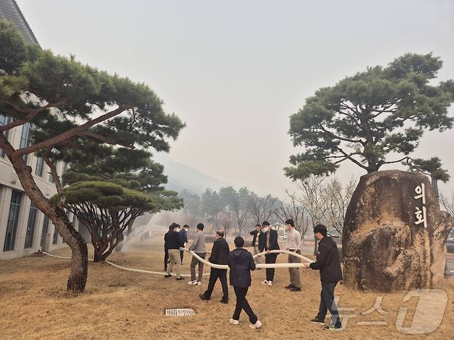 지난 23일 경북 의성 산불 화재로 경북도청사도 안전 하지 않아 비상 소방대응체제로 건물 주변에 물을 뿌리고 있다. 2025.3.27/뉴스1 ⓒ News1 김대벽기자