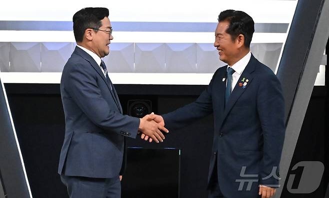 박찬대(왼쪽)·정청래 더불어민주당 당대표 후보가 27일 오후 서울 여의도 KBS에서 열린 TV토론회 시작 전 기념촬영을 하고 있다. 2025.7.27/뉴스1 ⓒ News1 국회사진기자단